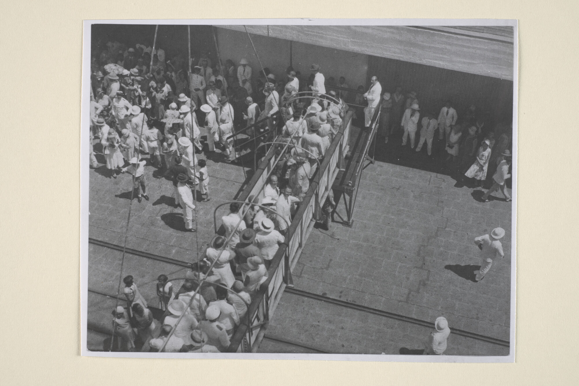 1995.5113; Reproductiefoto's van de terugreis naar 'Nederland' aan boord van het mailschip ss. 'Marnix van Sint Aldegonde' van de SMN [...]; fotoreportage