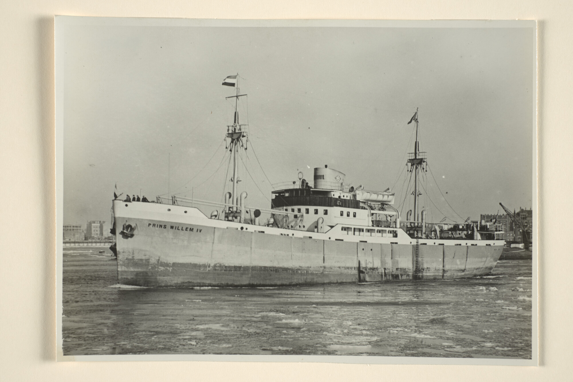 1996.0874; Het vrachtschip met passagiersaccommodatie ms. 'Prins Willem IV' van de Oranje Lijn NV; foto
