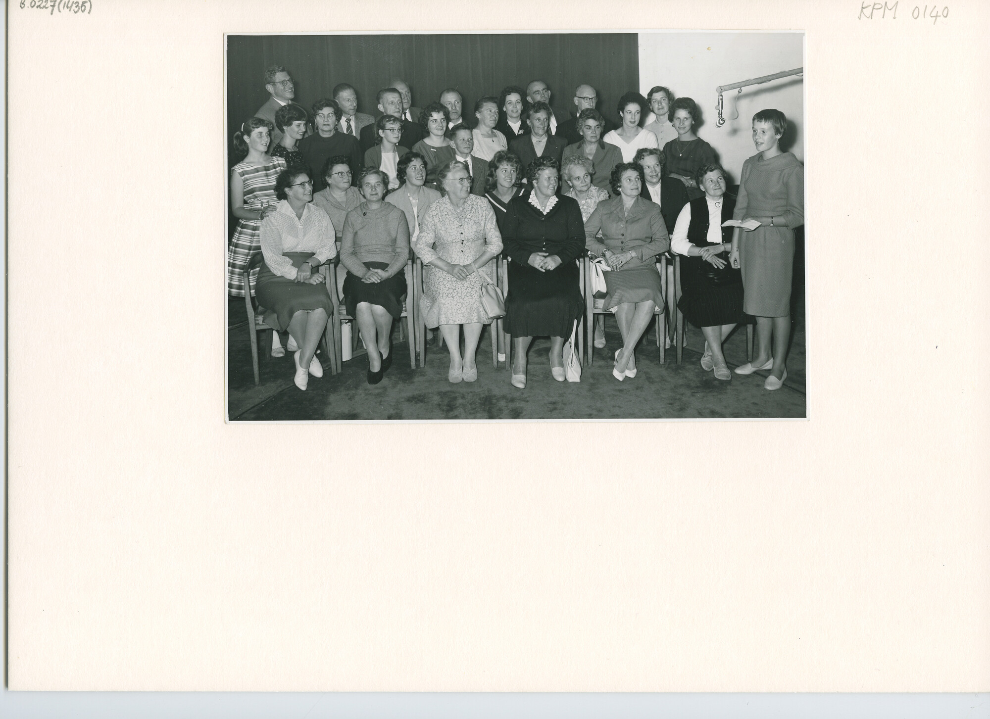 B.0227(1435); Zwart-wit foto van een groep aanwezigen tijdens een uitzending van Radio Nederland Wereldomroep van het programma "Het Schip van de Week"; foto