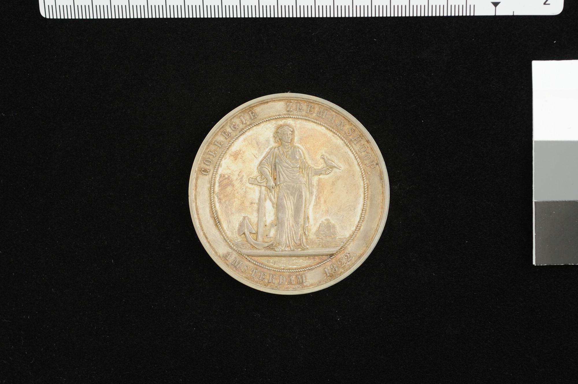 S.2712(01); Prijspenning van het Collegie Zeemanshoop uitgereikt tijdens de wedstrijd voor kompasjournalen, 1899; penning