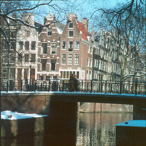 S.9100(7807); Dia van Amsterdam, de hoek Leidsegracht, voorgrond vaste brug; diapositief