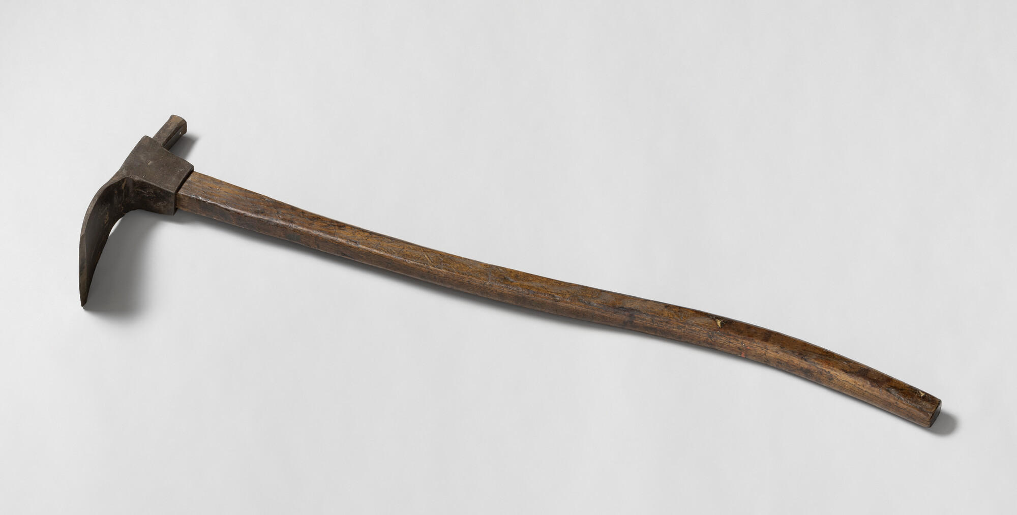 A.4638(f); Een dissel met gebogen steel, plat model, gemerkt Sheffield, SVE(No)2; dissel