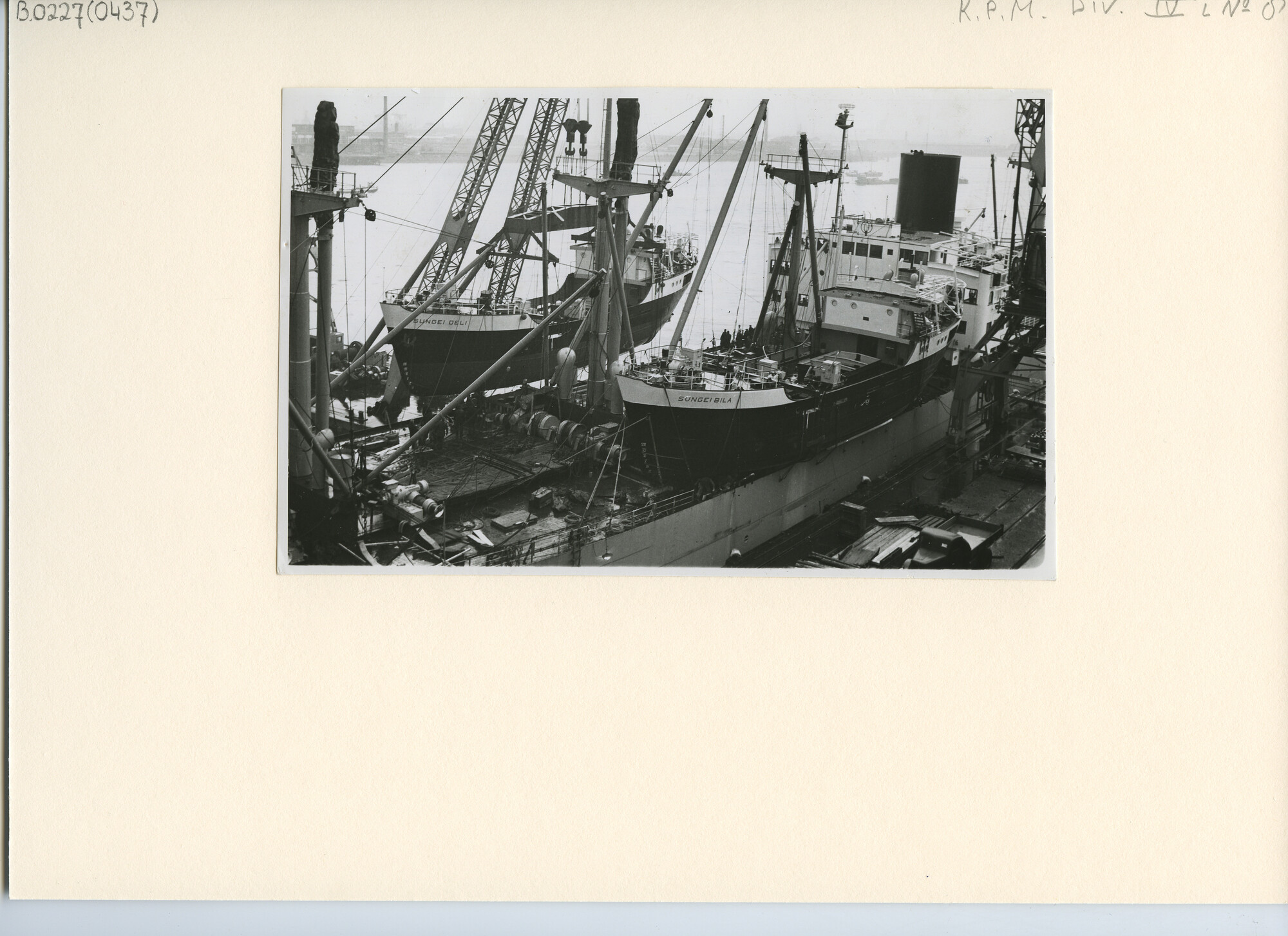 B.0227(0437); Foto van de verscheping van ms. Sungei Deli; foto