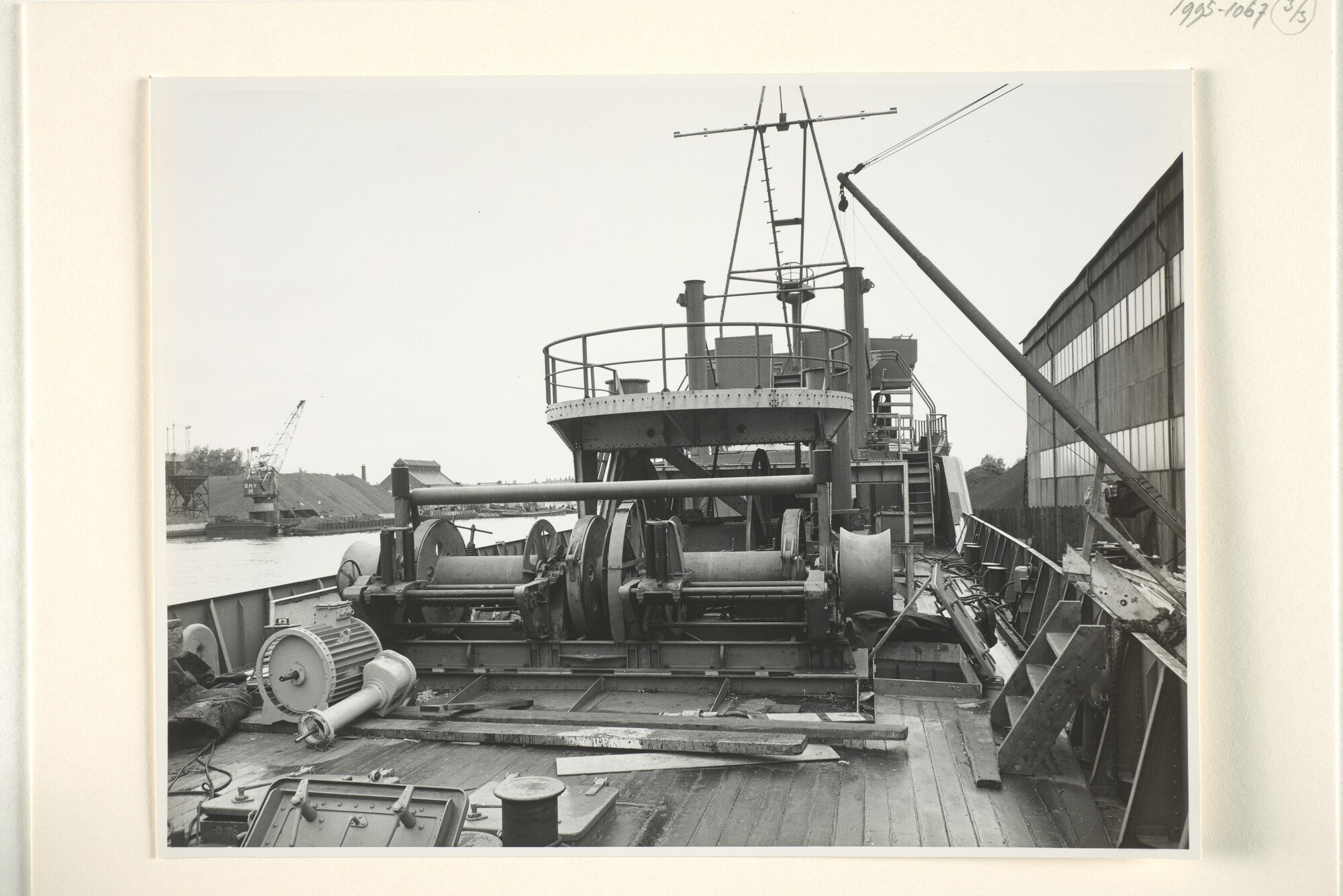 1995.1067; Fotos van de mijnenveger Hr.Ms. Sneek (M 824) tijdens de afbouwperiode bij [...]; fotoreportage