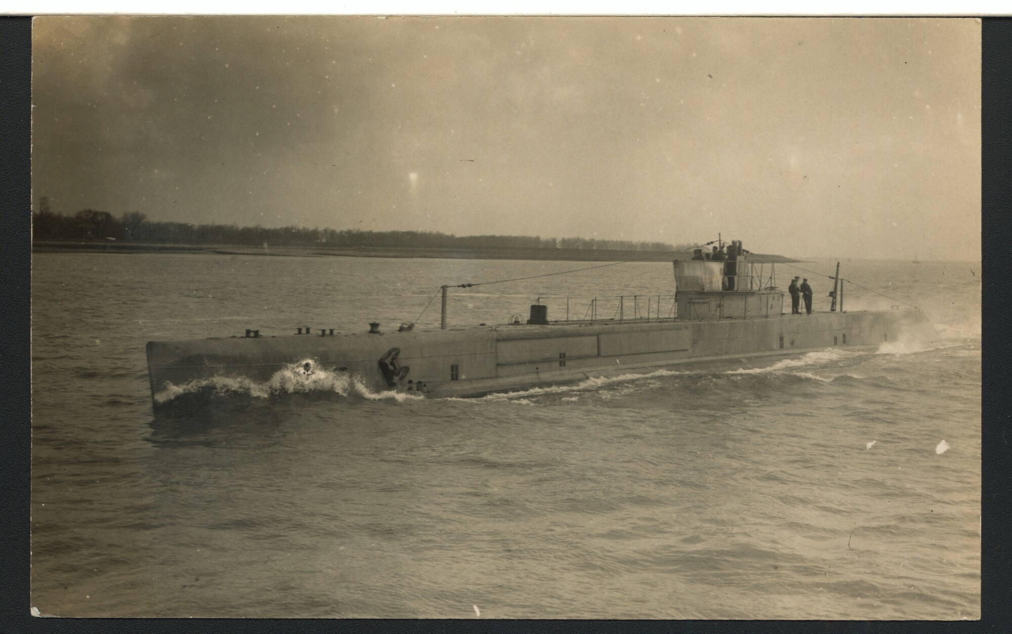 A.2867(01)010; De onderzeeboot Hr.Ms. 'K VI' op zee; prentbriefkaart