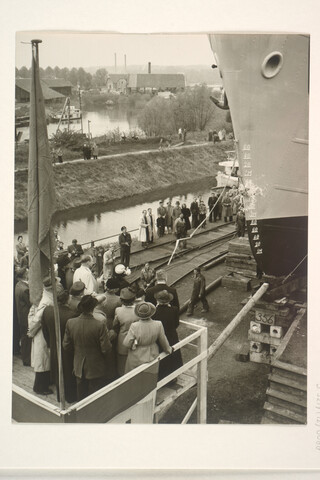 S.5219(12)0088; Foto's van de tewaterlating van de coaster ms. 'Mare Librum' van het Scheepvaartbedrijf Marin (C.A. Jansen, Arnhem); fotoreportage