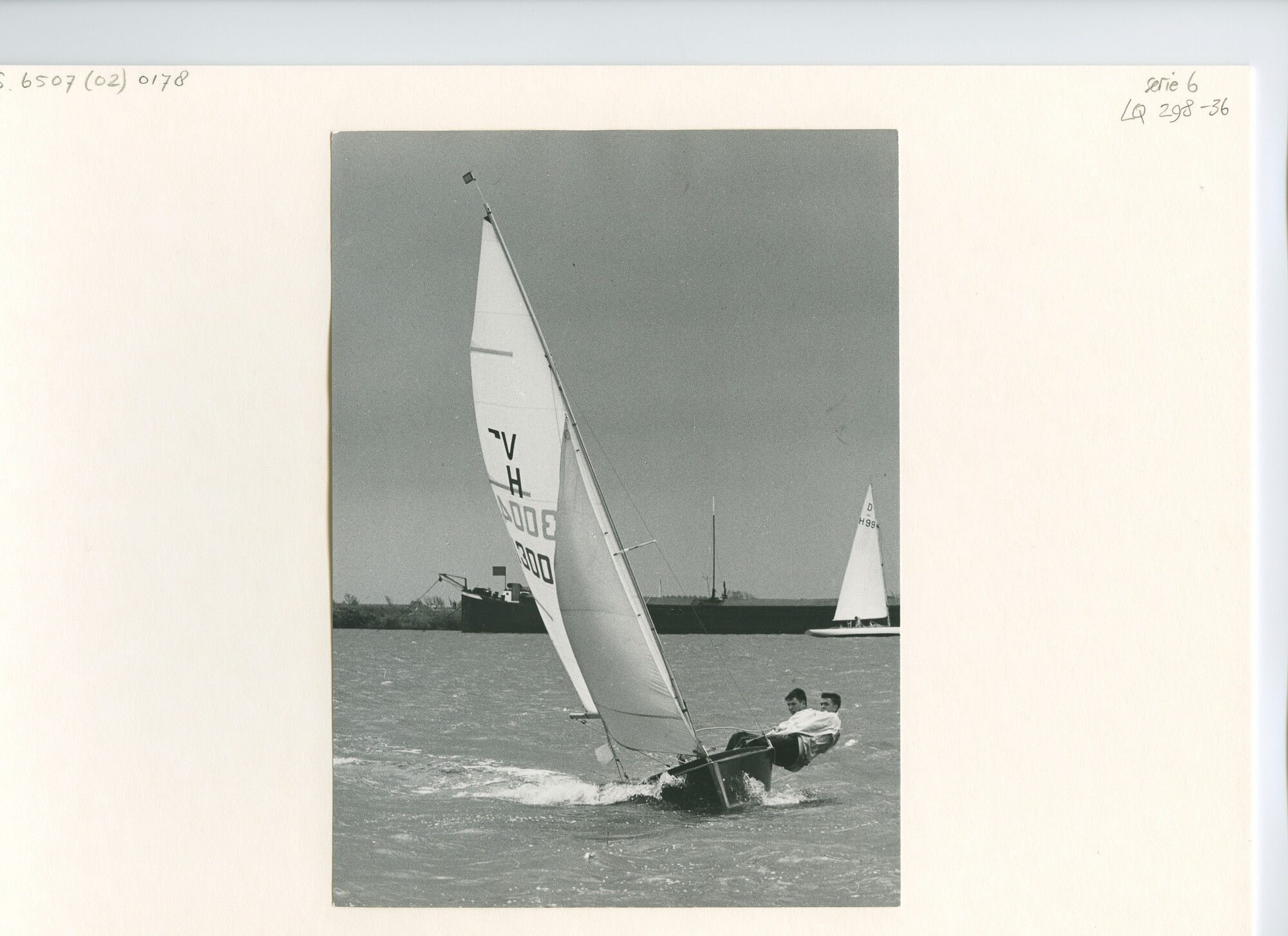 S.6507(02)0178.02; Zwart-wit foto van het Europees Kampioenschap Vaurien 1963 op het Alkmaardermeer; foto