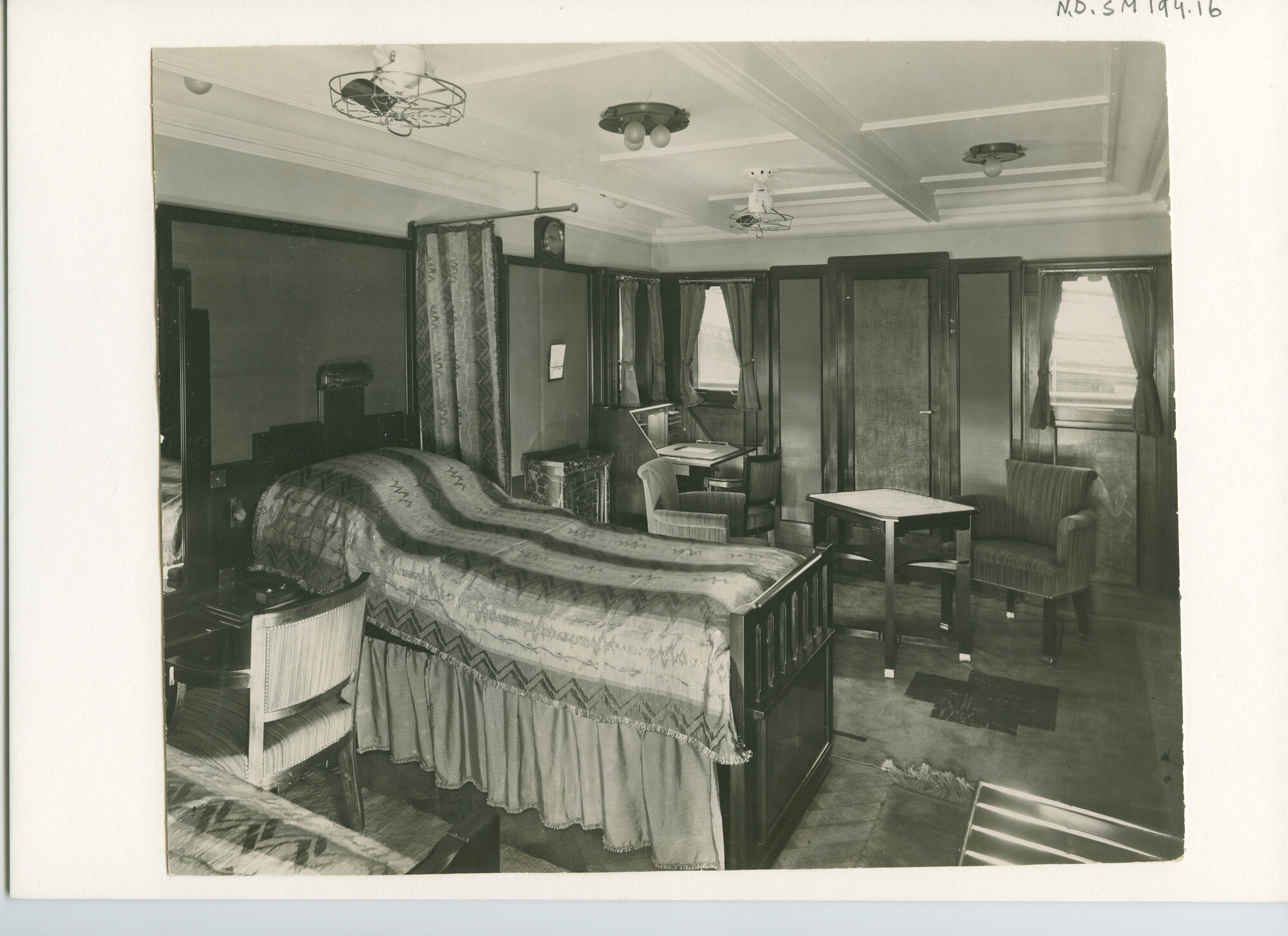 S.5444(0736); Interieurfoto van het mailschip ms. Johan van Oldenbarnevelt: luxe hut; foto