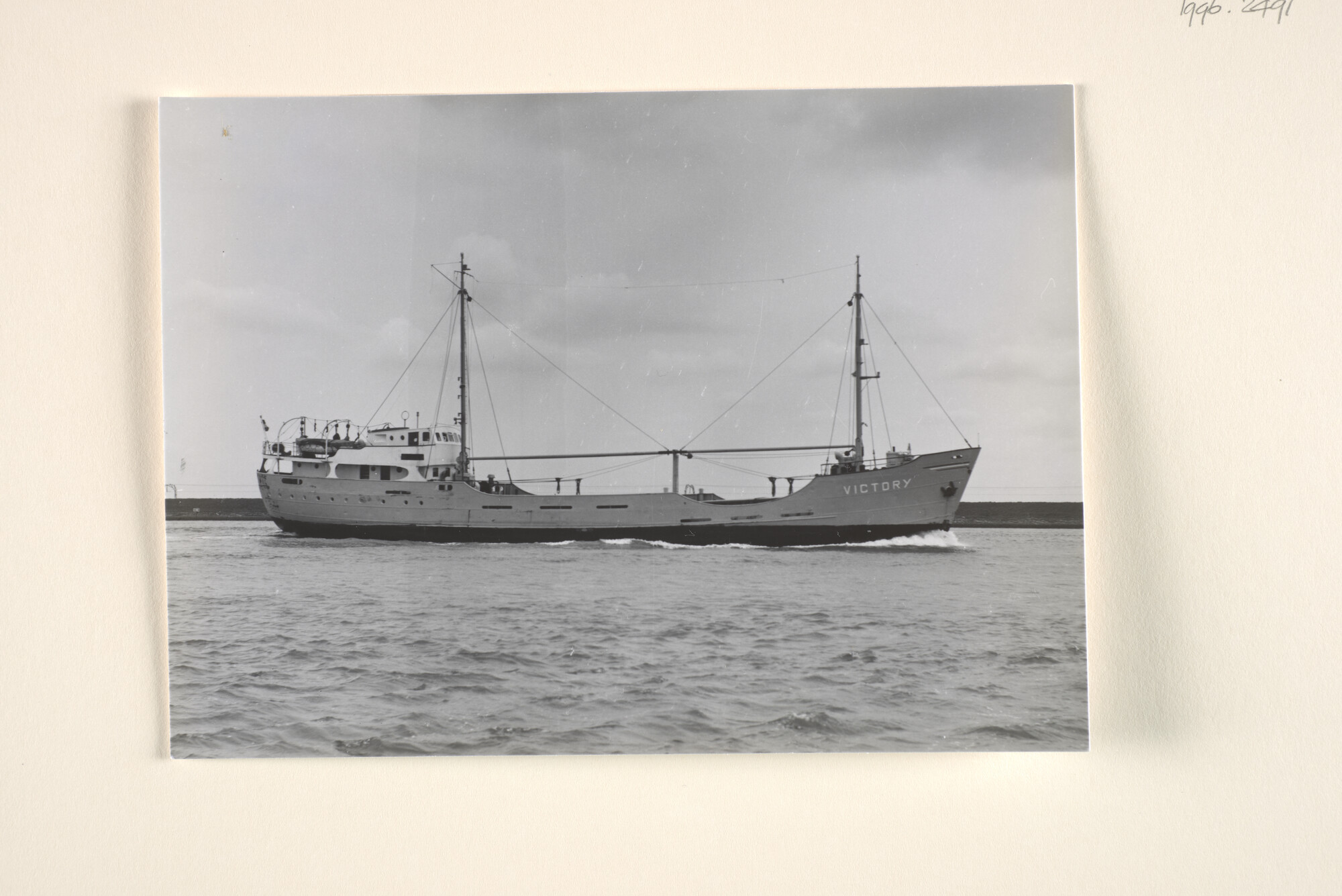 1996.2491; De coaster ms. 'Victory' van P. Beck uit Groningen, gebouwd in 1951 bij E.J. Smit & Zn; foto