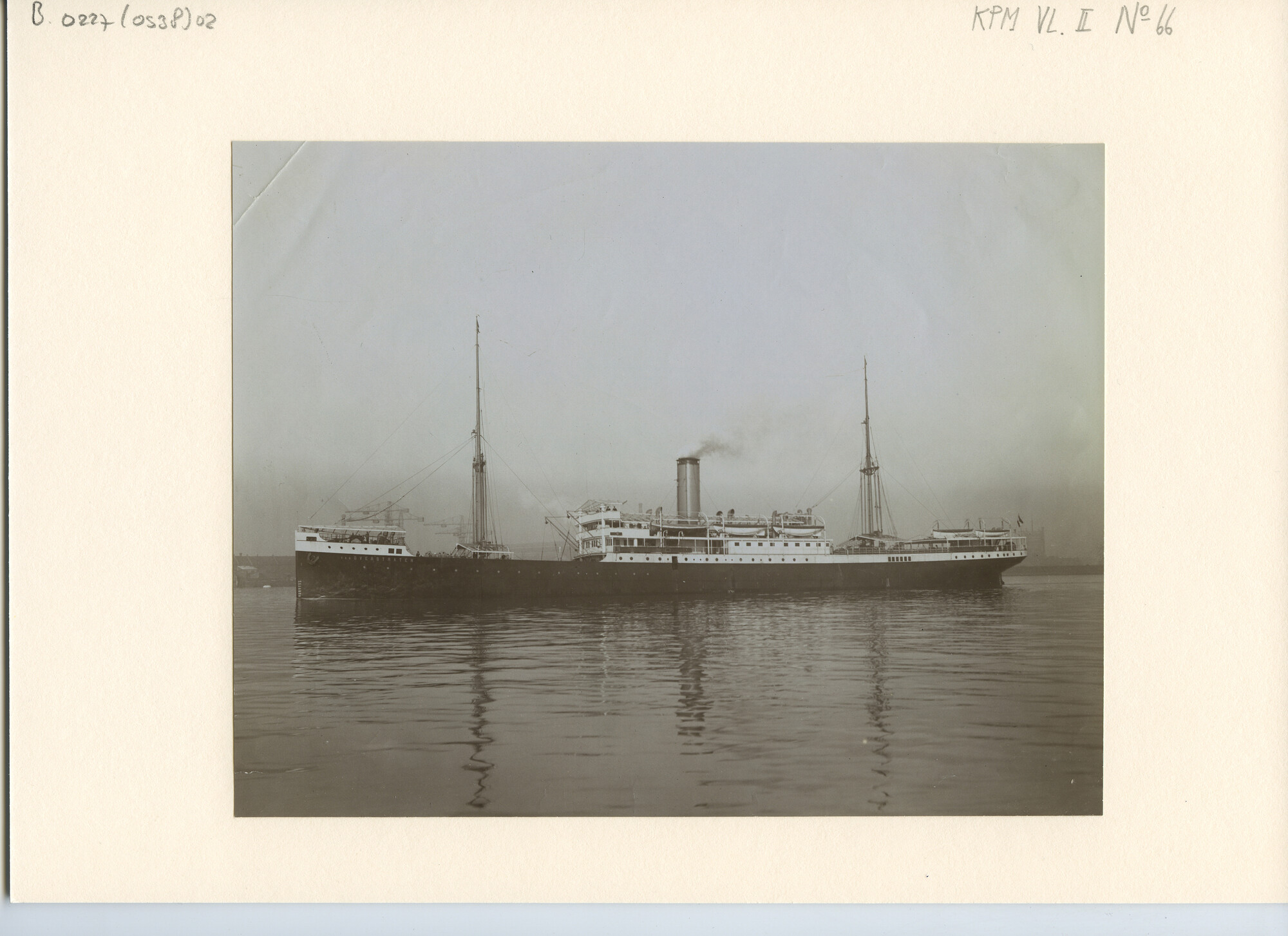 B.0227(0538)02; Foto van ss. Van Overstraten vertrekkend uit de haven van Rotterdam voor de proefvaart; foto