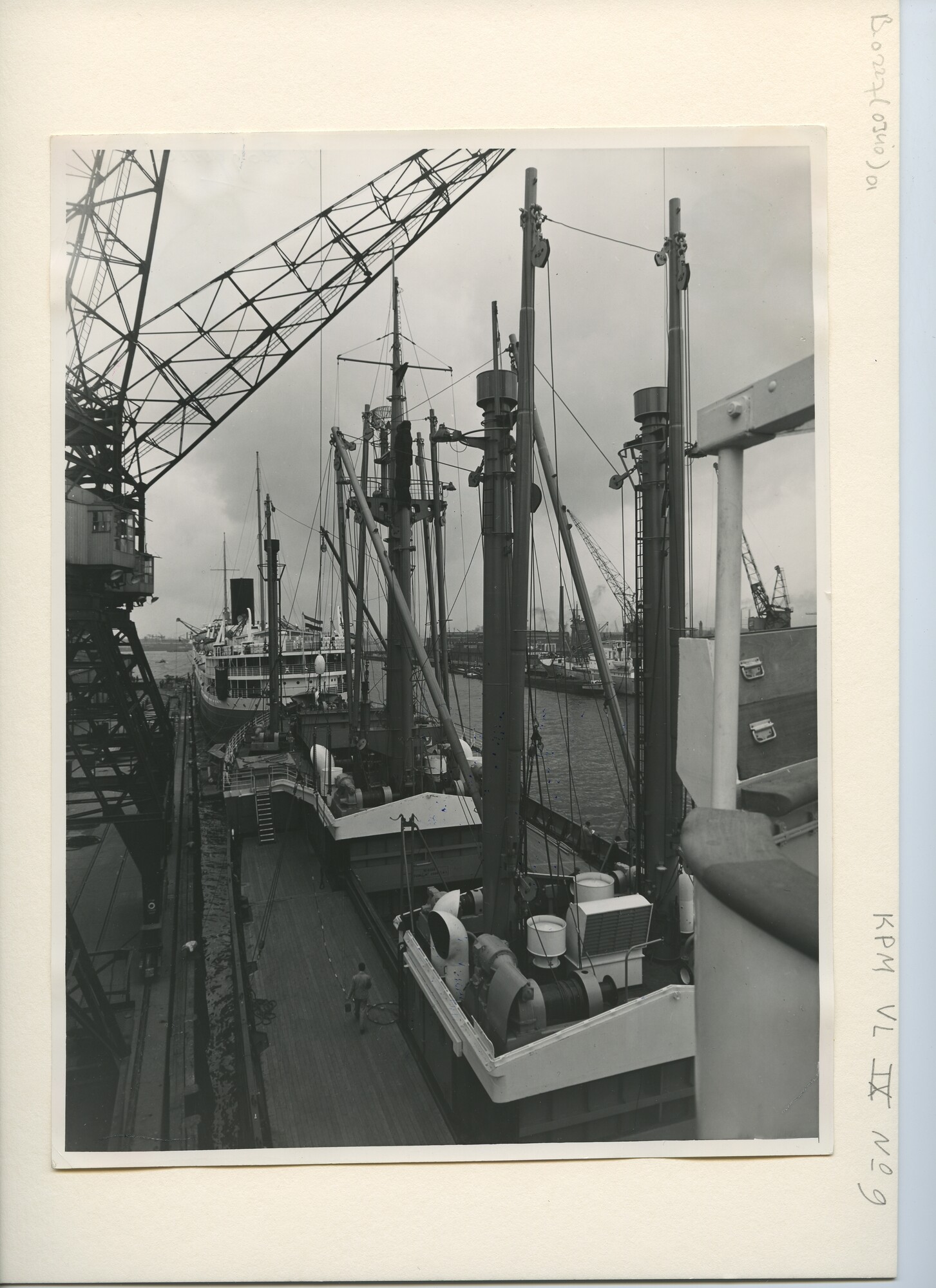 B.0227(0340)01; Foto van het dek van ms. 'Roggeveen'; foto