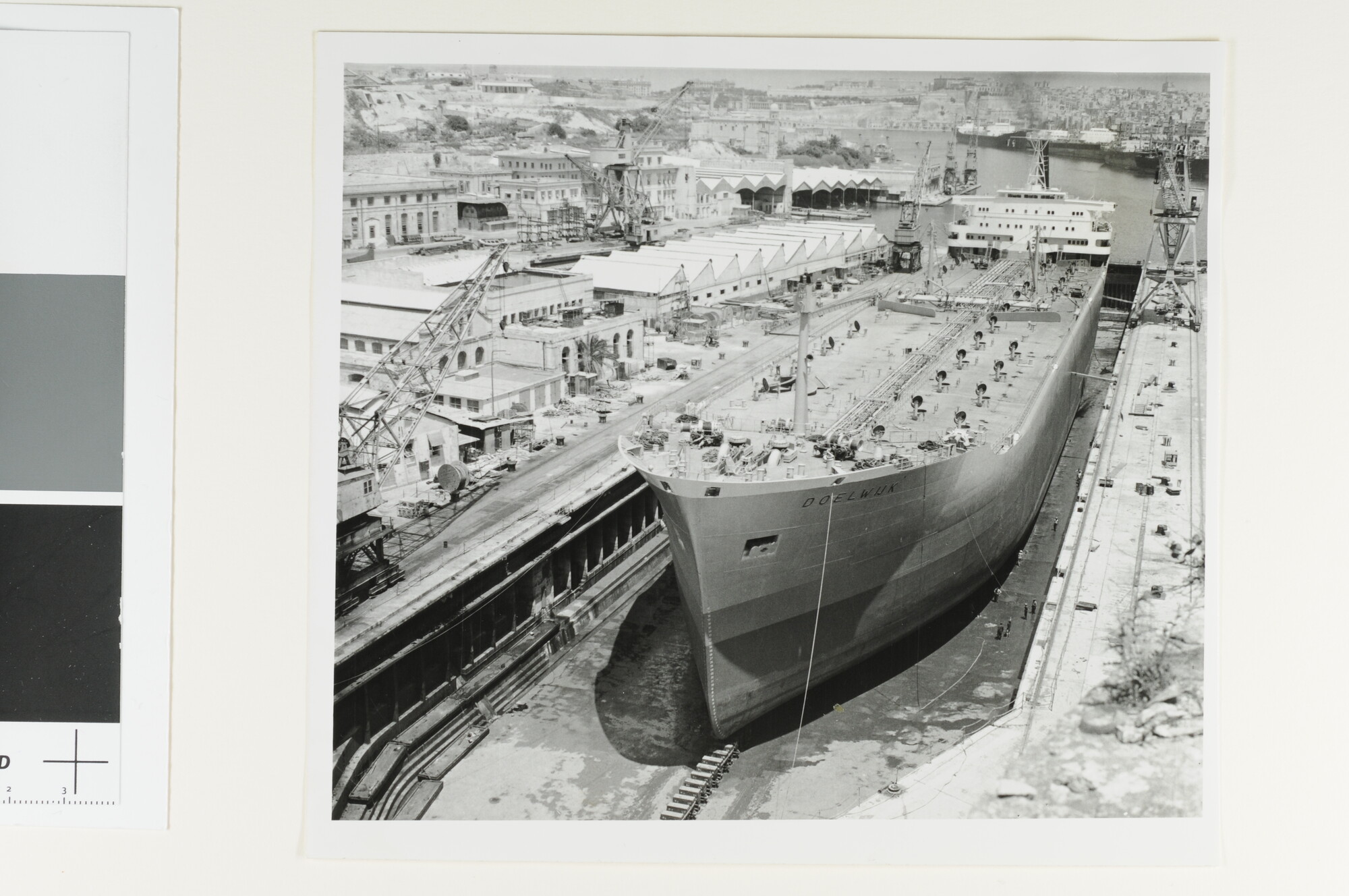 S.6408(1006); De tanker ts. 'Doelwijk' ligt in het droogdok te Valetta (Malta), juli 1965; foto