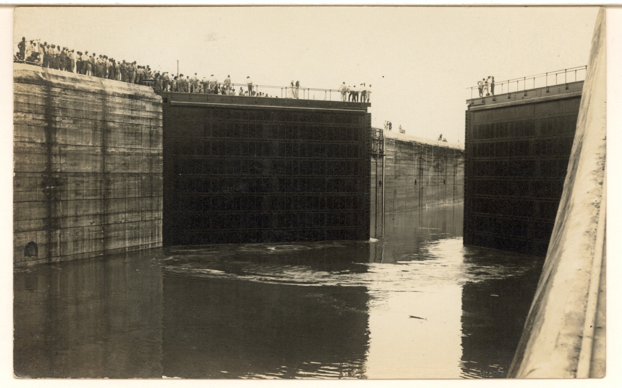 S.1422b(04); Foto's van het Panamakanaal: het vullen van de sluiskolk van de Gatunsluis; fotoreportage