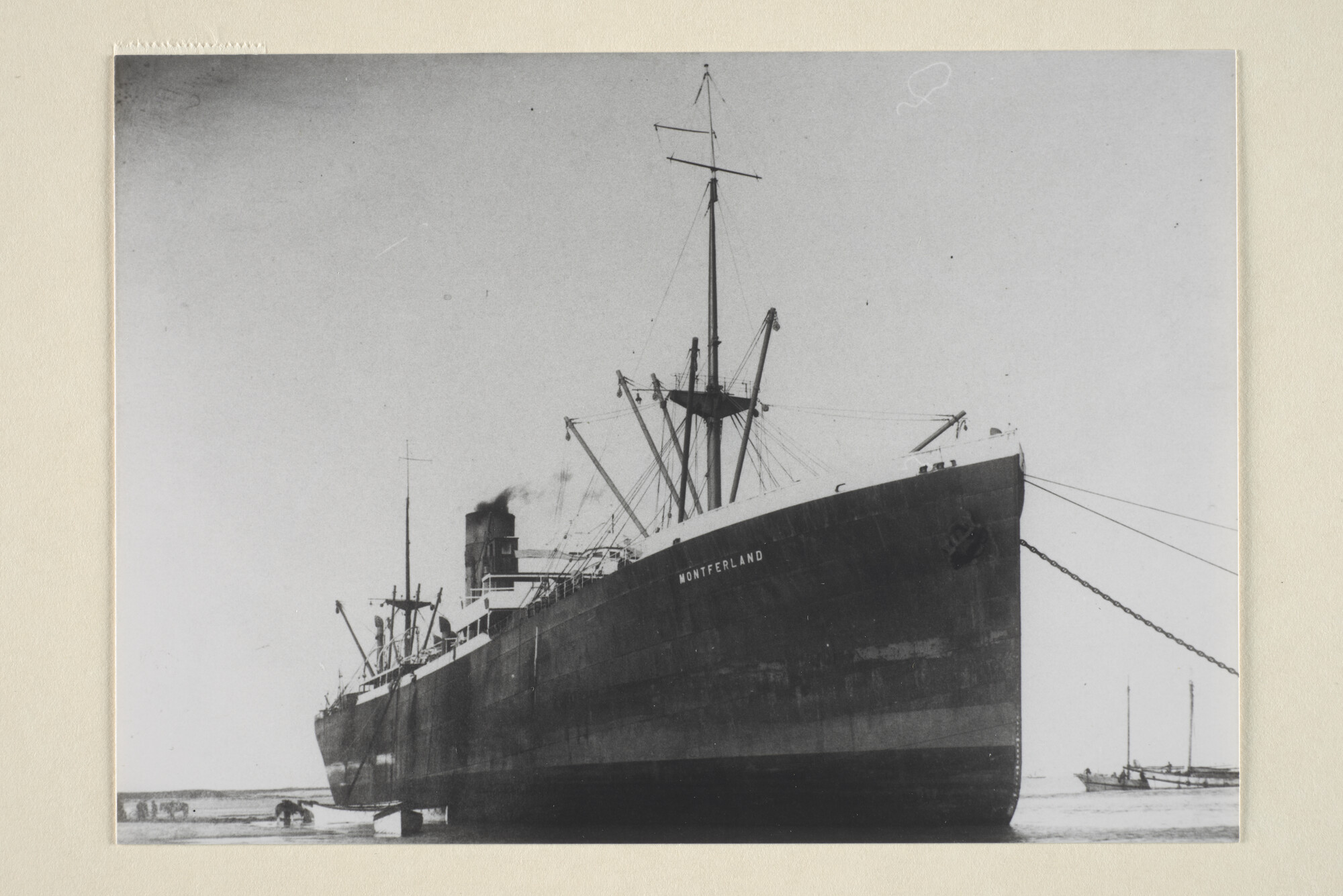 1995.5500; Foto's van het vrachtschip ms. 'Montferland' van de Koninklijke Hollandsche Lloyd na een stranding op een de kust van Uruguay [...]; fotoreportage