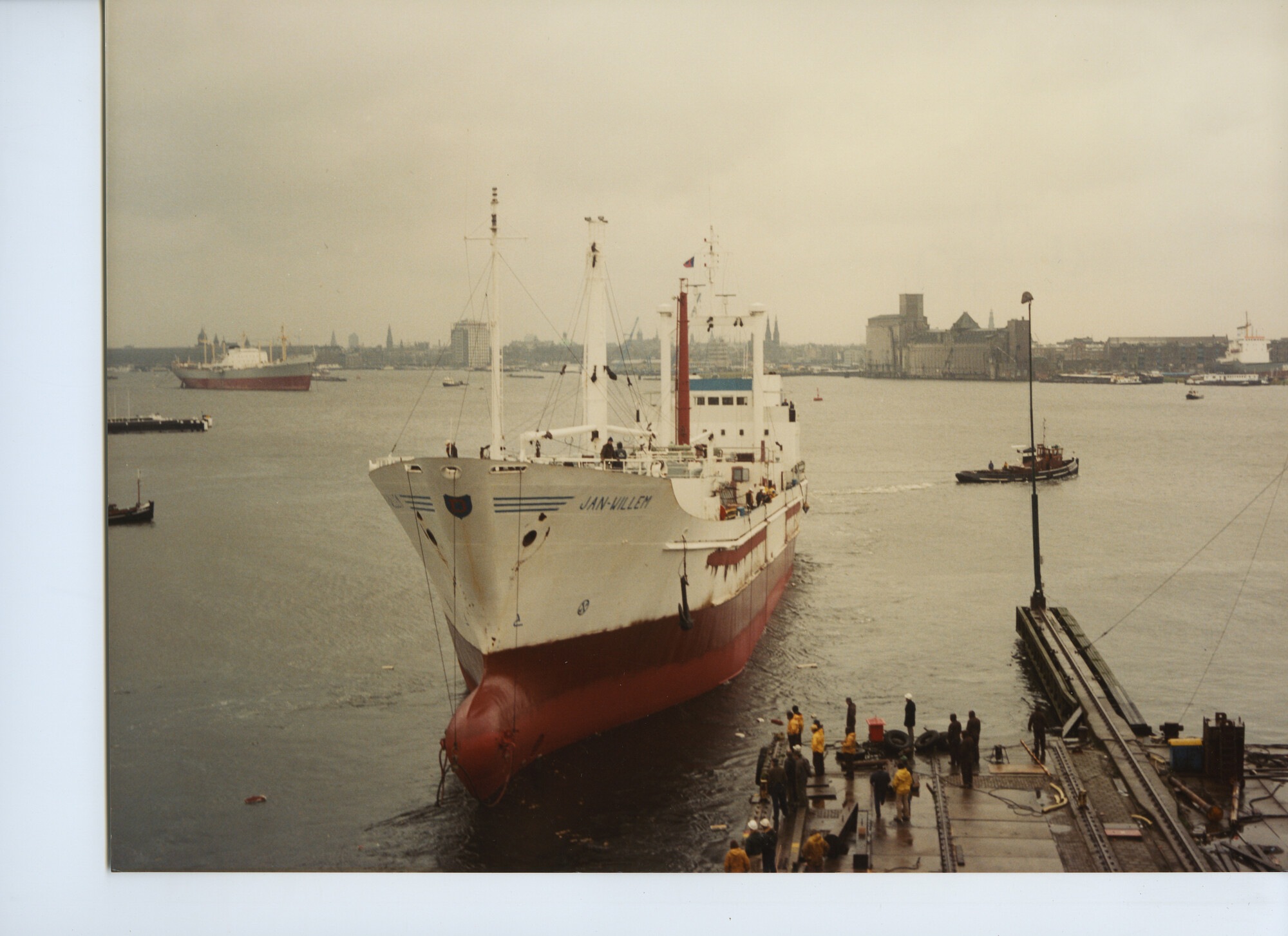 S.5444(00010)11; Foto van de plaatsing van een tussensectie bij het koelschip ms. 'Jan Willem'; foto