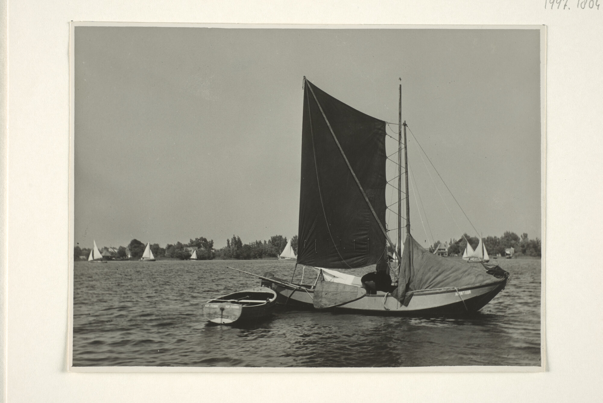 1997.1804; De zalmschouw 'Avontuur' op de Loosdrechtse Plassen; foto