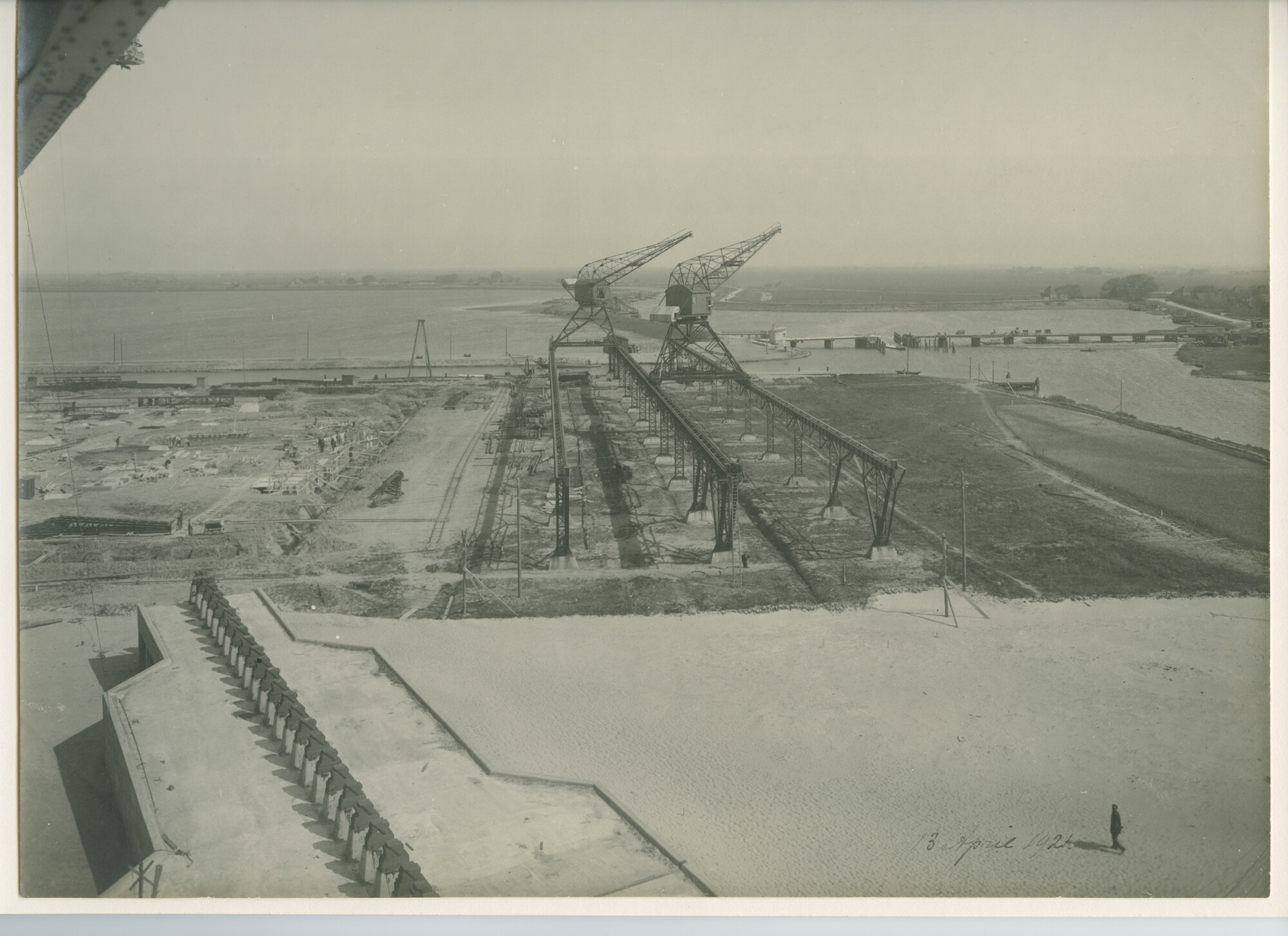 S.5444(00058)03; Foto van de nieuwbouw van de werf van de Nederlandsche Scheepsbouw Maatschappij aan de Cornelis Douwesweg in Amsterdam; foto