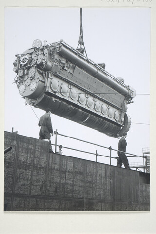 S.5219(12)0460; Foto's van de plaatsing van de 2360 PK M.A.N. dieselmotor met behulp van een drijvende bok in het vrachtschip ms. 'Amstelstroom' [...]; fotoreportage