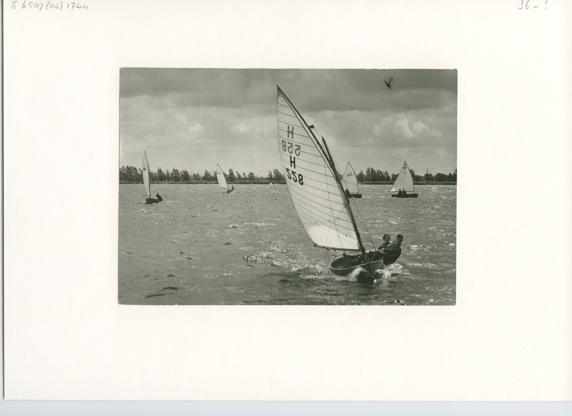 S.6507(02)1744; Zwart-wit foto van twaalfvoetsjollen aan de wind, met 12-voetsjol nummer 123, 141, 170, 558 [...]; foto