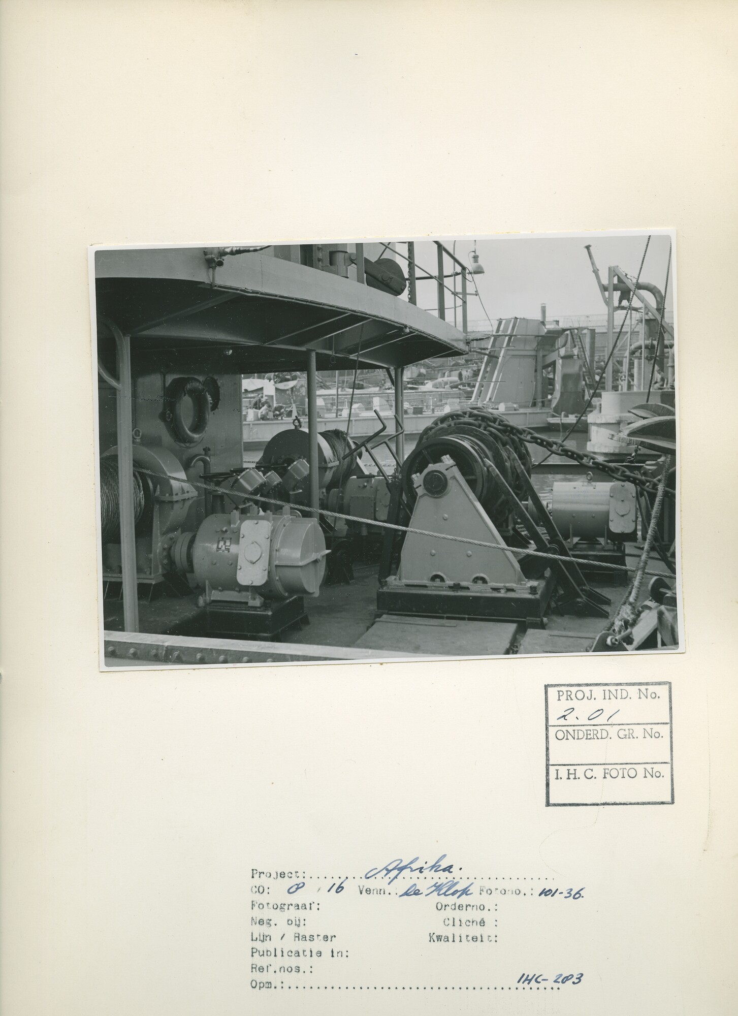 S.6268(53)11; Blad met foto van de emmerbaggermolen Afrika; foto