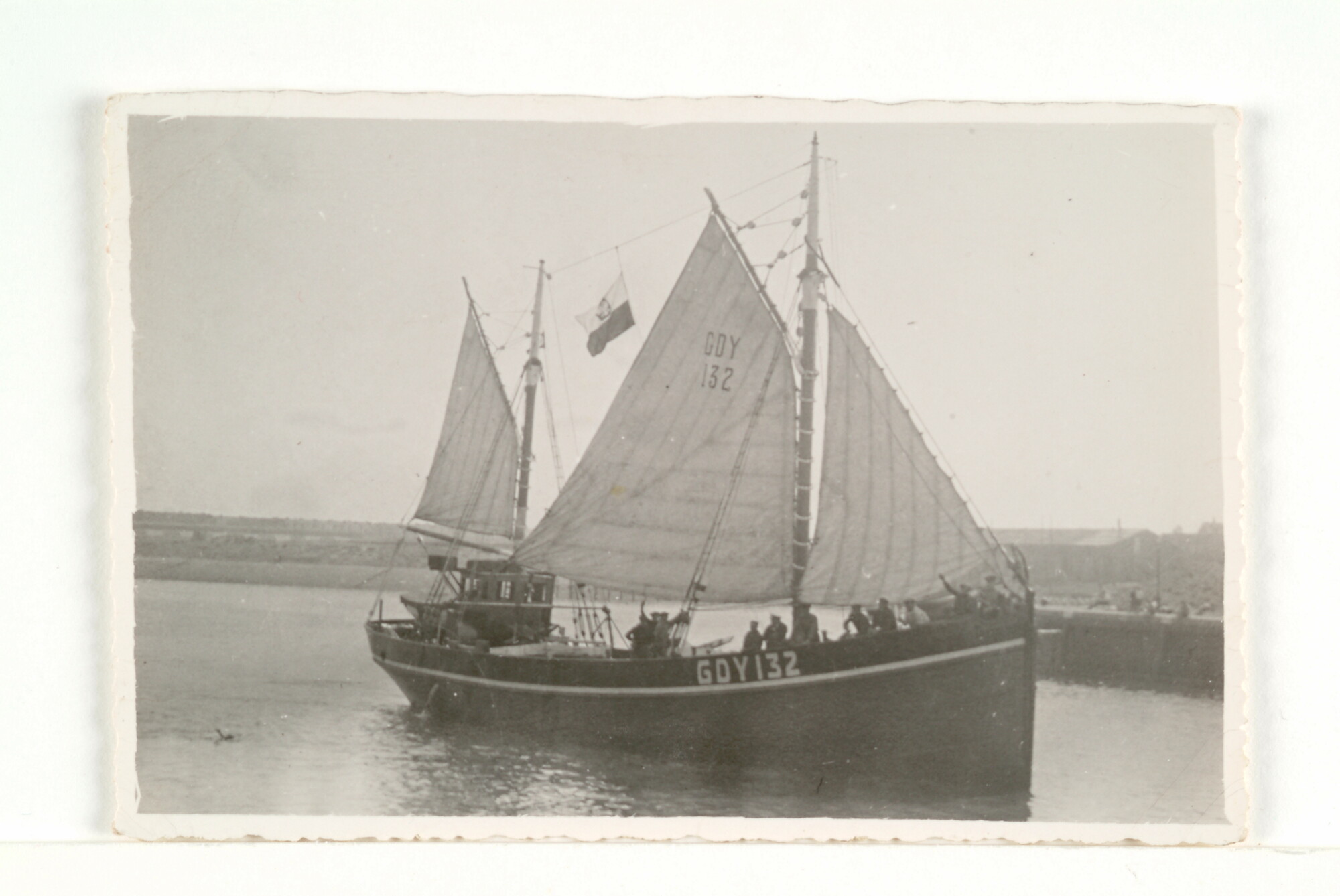 2003.0435; De Poolse logger Mewa X  (GDY 132; ex- Saturnus (SCH 132)) in de Scheveningse haven; foto