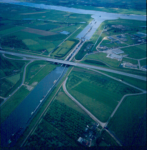 S.9100(4037); Luchtfoto Prins Bernhardsluis bij Tiel. Dia van de Waal met sluis bij Tiel; diapositief