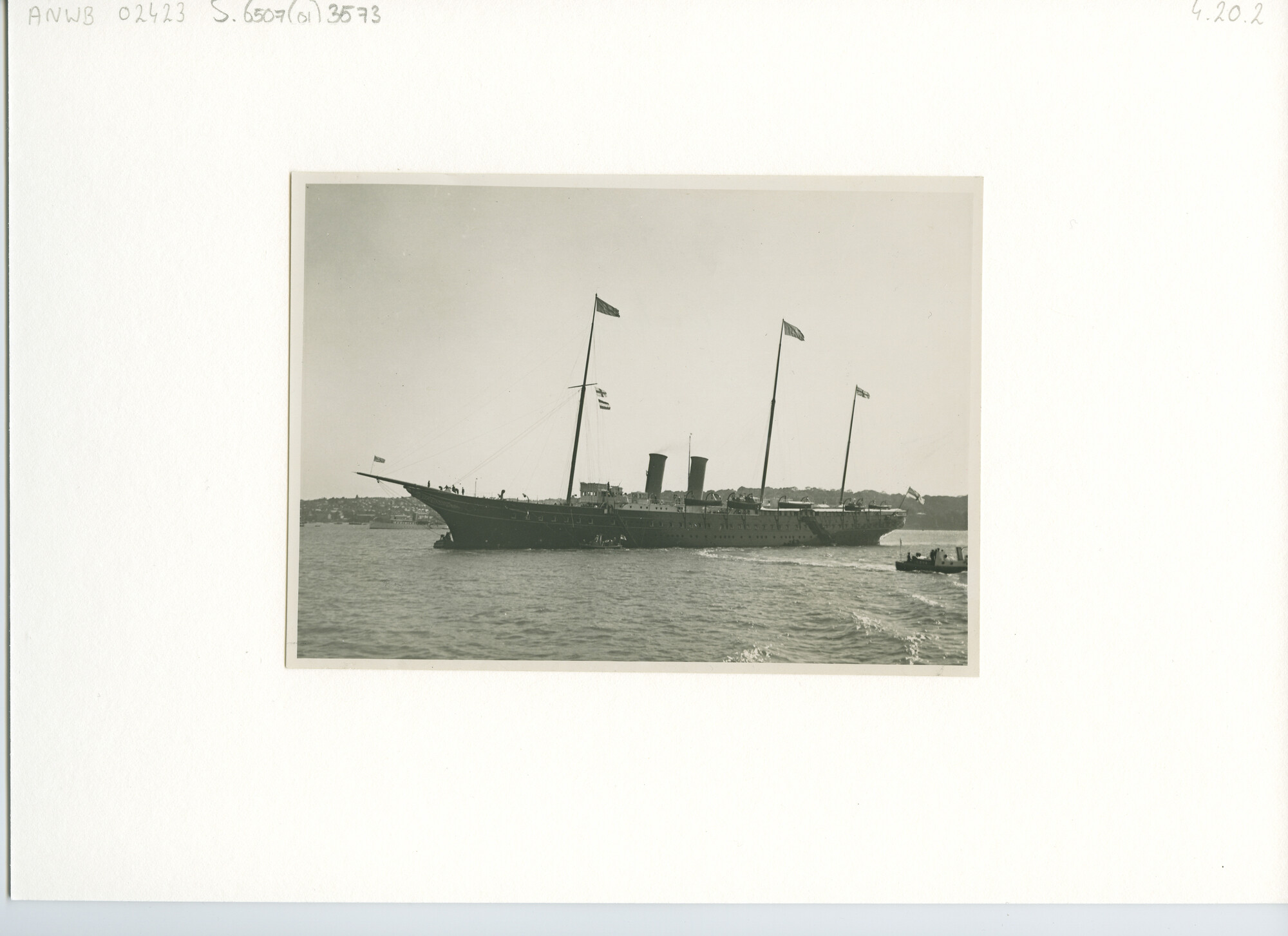 S.6507(01)3573; Het driemast Royal Yacht HMY Victoria and Albert (III) (1901-1937) afgemeerd in een baai aan een boei; foto