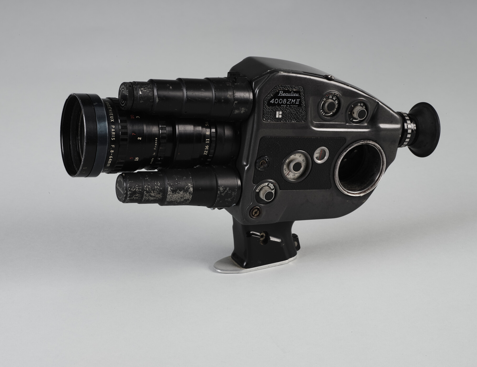 2019.1054-32; Filmcamera met lens van het merk Beaulieu; camera (fotografische uitrusting)