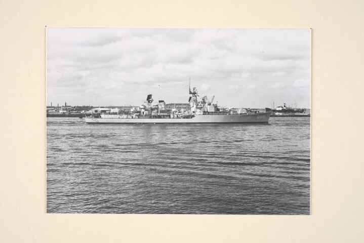 1994.7100; De onderzeebootjager Hr.Ms. Drenthe (D 816) verlaat de haven van Amsterdam; foto