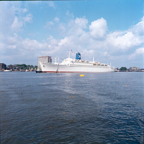 S.9100(6998); Dia van het Griekse cruiseschip ss. Regina Magna (ex- Bremen van de HAPAG Lloyd) van de Carras Cruises bij de passage van het Havengebouw [...]; diapositief