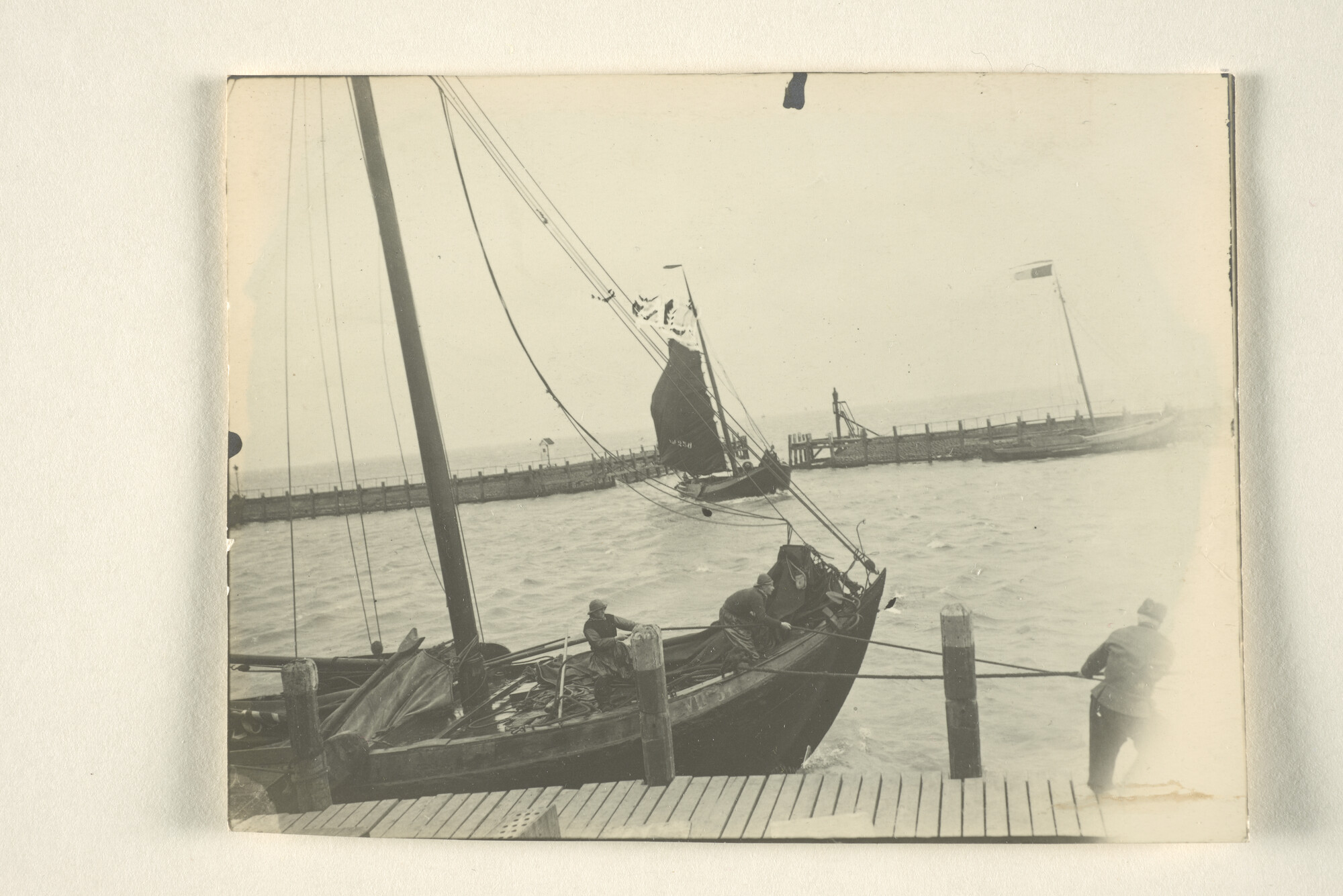 1997.1196; De haven van Volendam bij stormachtig weer rond 1912; fotoreportage