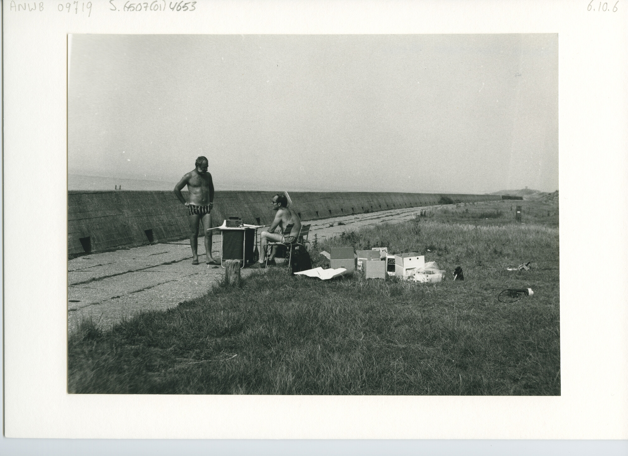 S.6507(01)4653; Foto van twee mannen met een radio op een zomerse dag.; foto