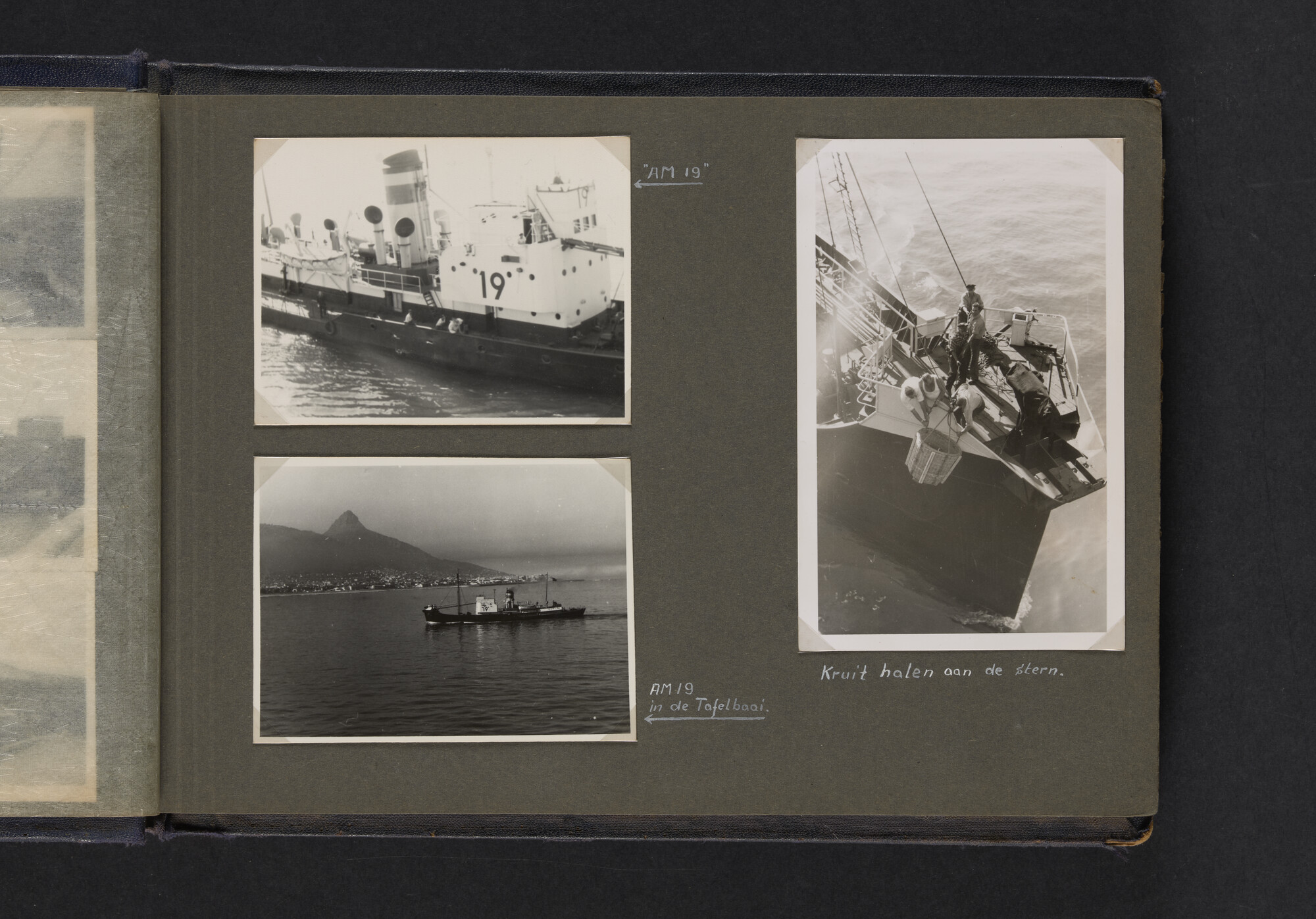 2021.0009; Fotoalbum van Joost Ossewaarde, 4e radiotelegrafist op walvismoederschip Willem Barendsz (II) en walvisjagers, met foto's van vangstseizoenen 1955-1956 en 1956-1957.; fotoalbum