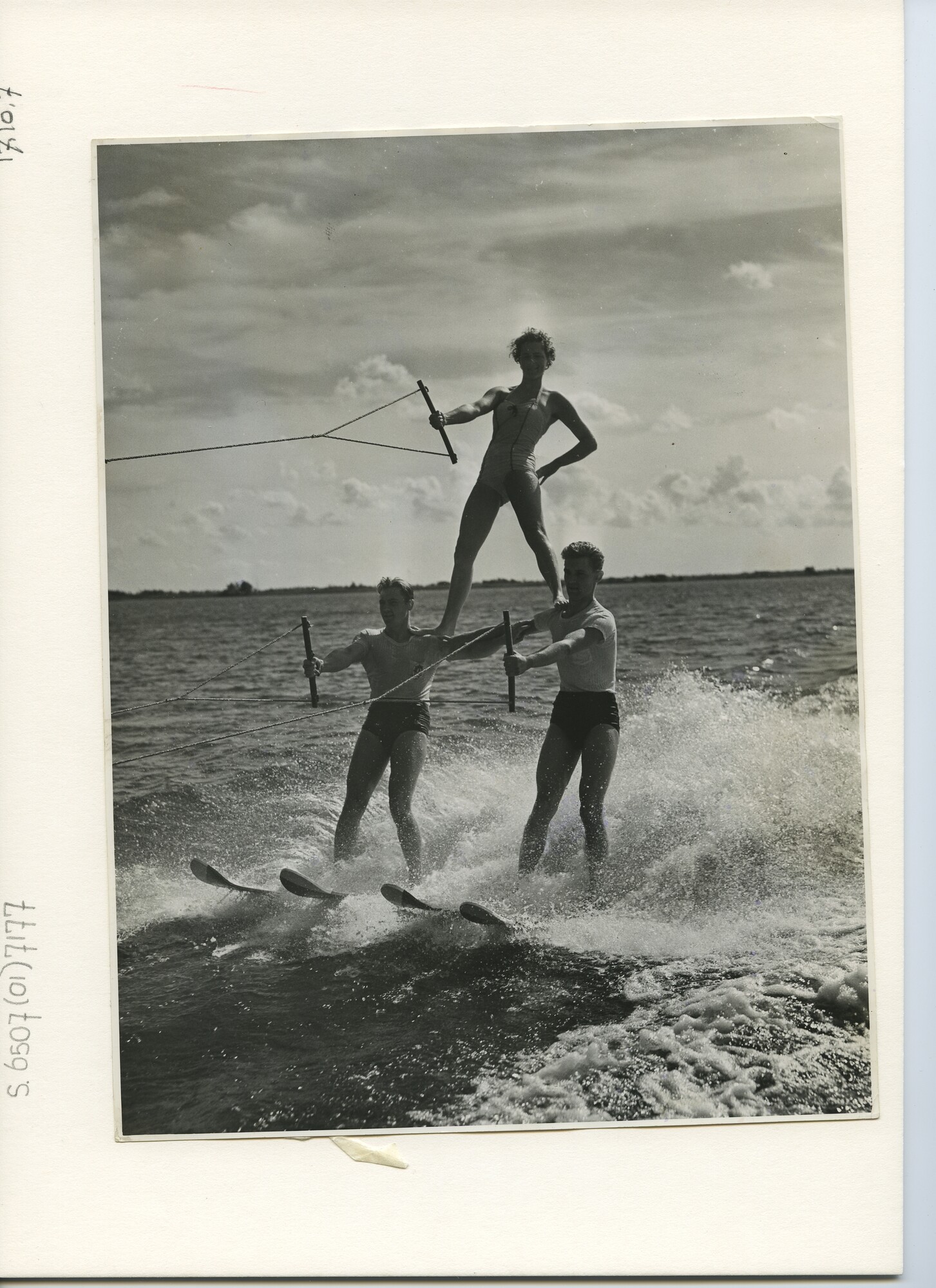 S.6507(01)7177; Foto van demonstratie waterskiën op Nieuwkoose Plassen; foto