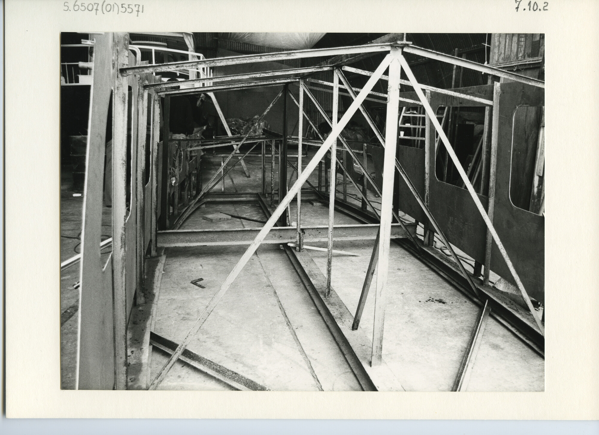 S.6507(01)5571; Foto van dekhuis van stalen motorboot in aanbouw bij V.d. Werff, Doesburg; foto