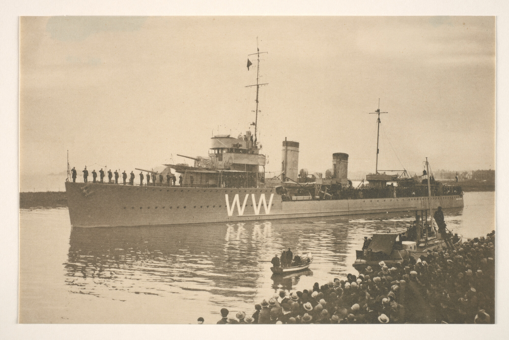 1995.1436; Uitreis van de torpedobootjager Hr.Ms. Witte de With uit Den Helder voor [...]; foto