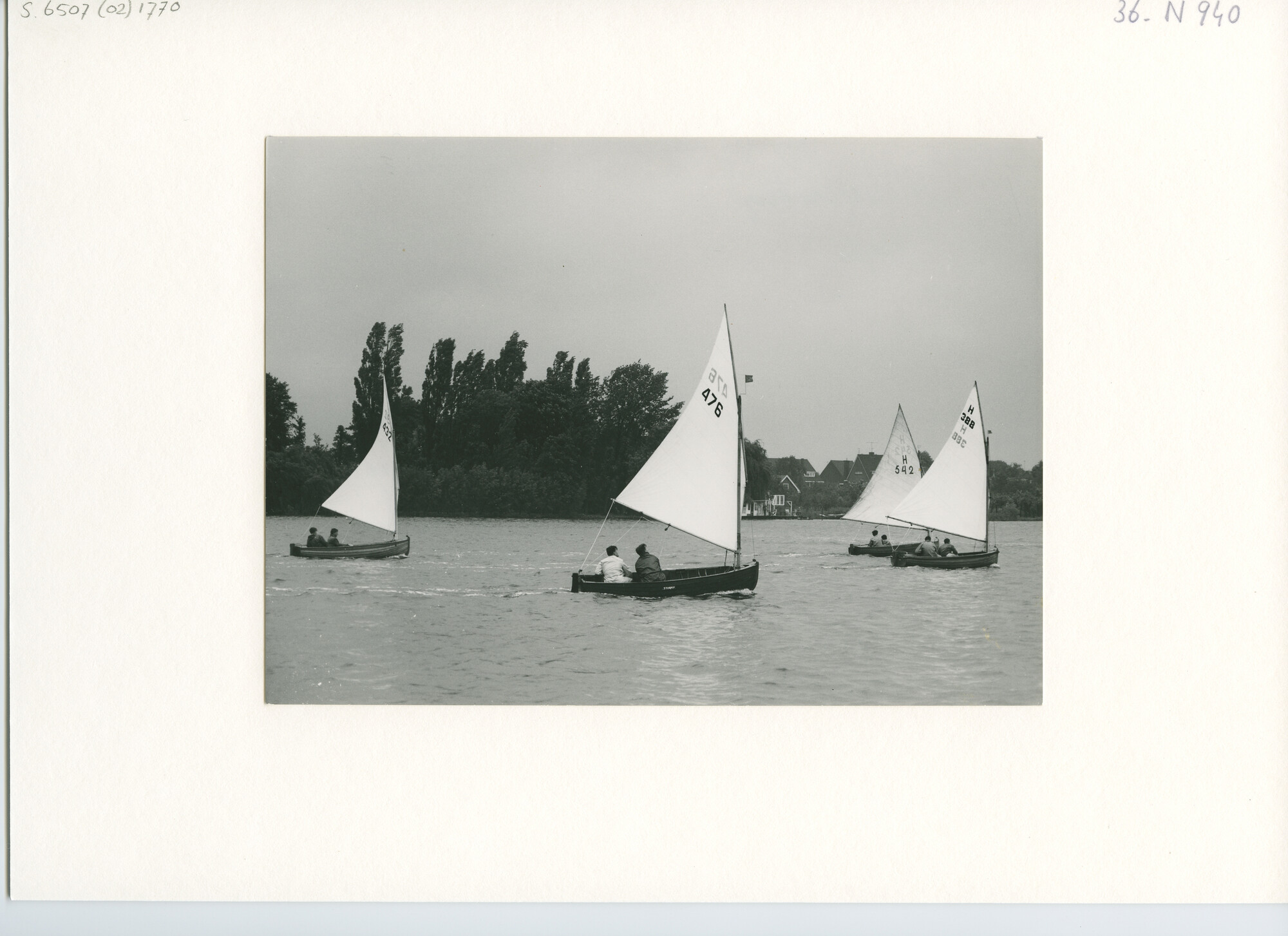 S.6507(02)1770; Zwart-wit foto van twaalfvoetsjollen voor de wind op de Hillegersbergse Plas; foto