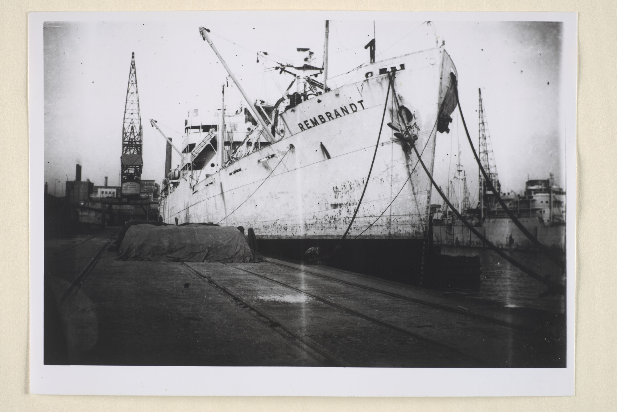 1995.5628; Negatief van het vrachtschip (Empire-type) ms. Rembrandt (ex- Empire Trust) voordat het schip werd omgedoopt tot Amerskerk; negatief