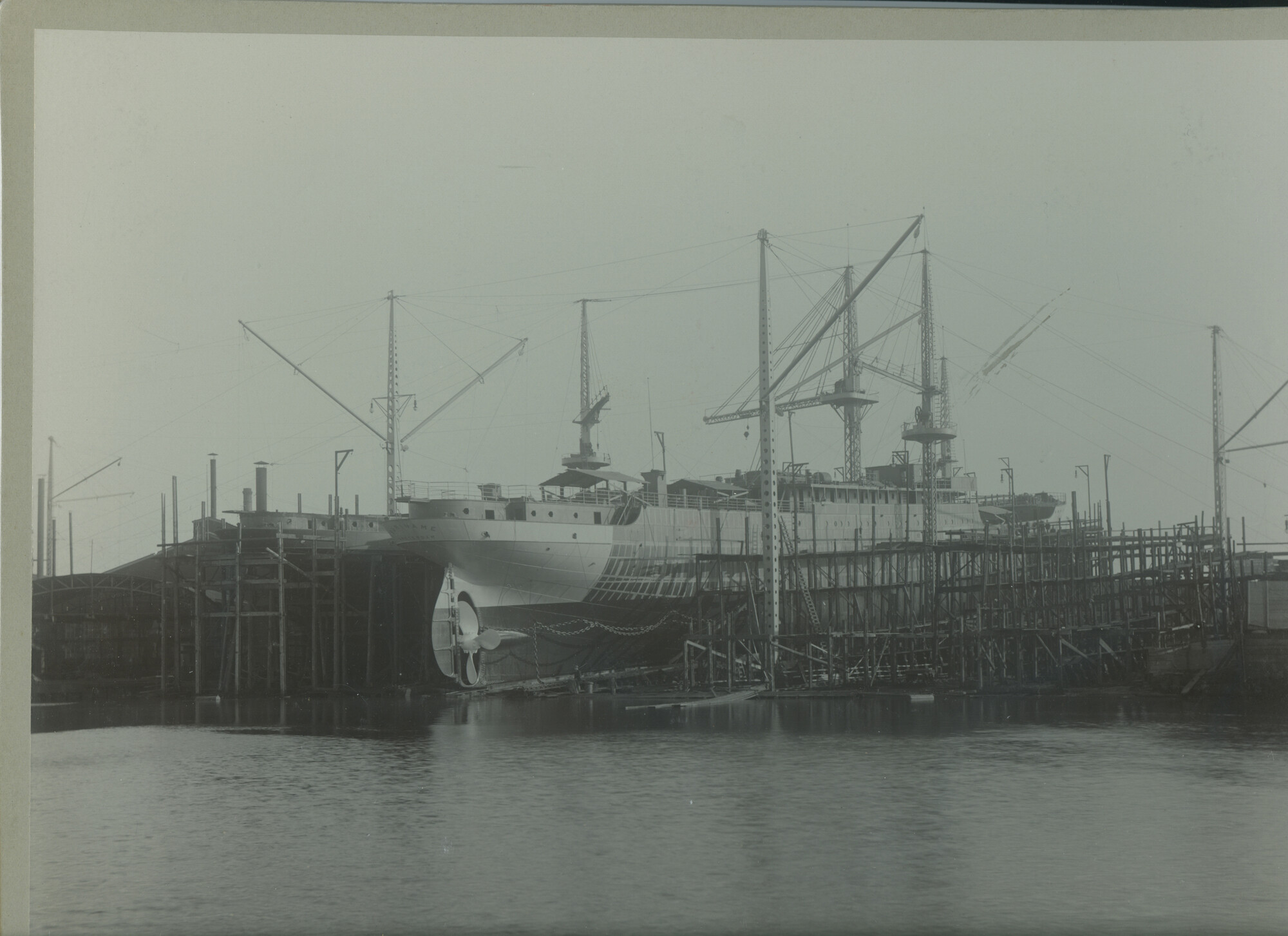 S.5444(00215)02; Foto van de tewaterlating van het vrachtschip ss. Suriname van de KWIM [...]; foto