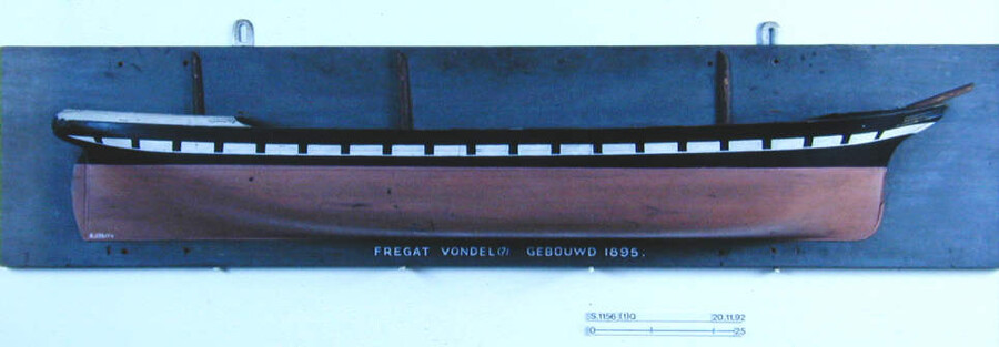 S.1156(01)17; Halfmodel van een koopvaardijfregat; scheepsmodel