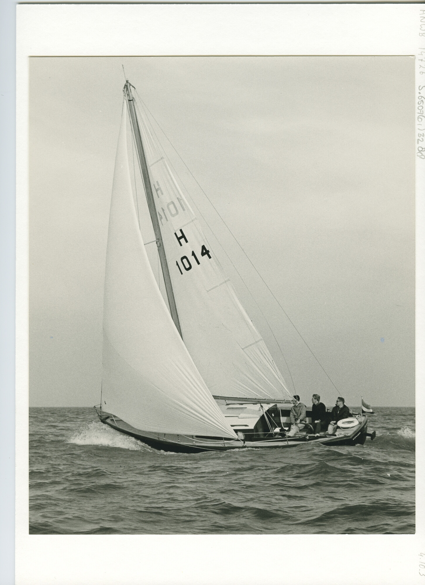S.6507(01)3288; Het zeegaande stalen kajuitzeiljacht Kustvaarder (H 1014) zeilend onder grootzeil en genua op zee; foto