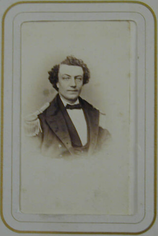 S.0576(01)022; Portretfoto van luitenant-ter-zee der tweede klasse J.L. van Inckel (1840-1923); foto