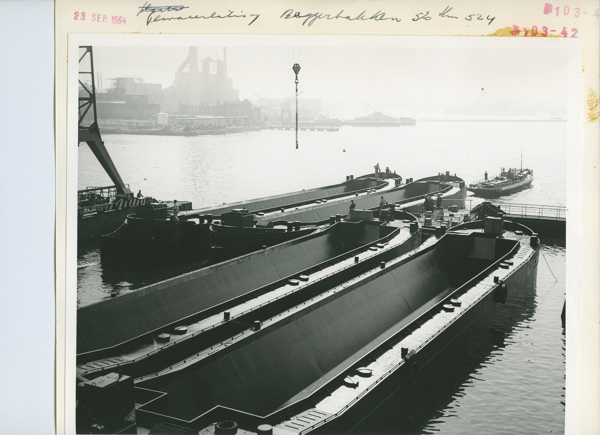 S.5444(4328)1; Foto van de tewaterlating van vier elevatorbakken bij de NDSM; foto