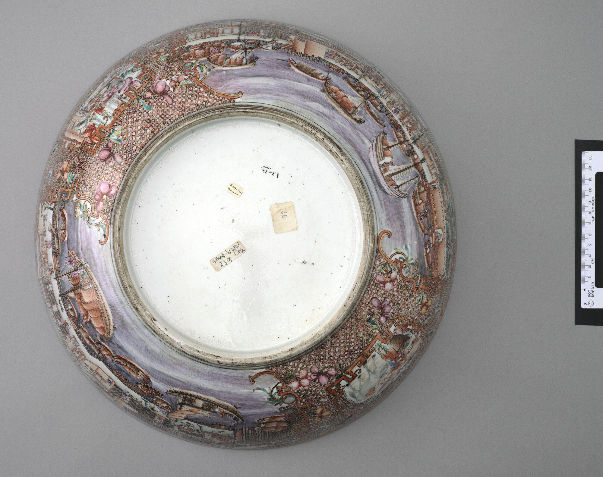A.3484; Punchkom van Chinees porselein, met een afbeelding van de factorijen te Kanton; kom