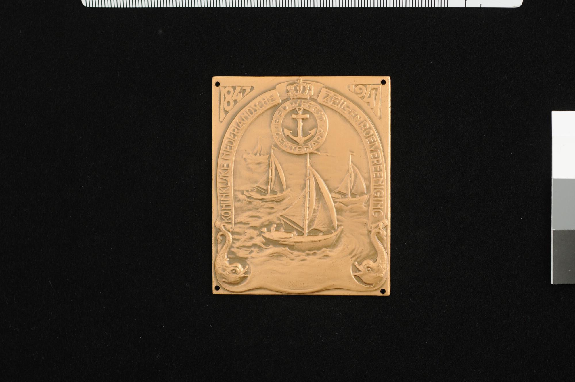 1989.0022-1; Plaquette op het 100-jarig bestaan van de Koninklijke Nederlandsche Zeil- en Roeivereeniging, 1947; plaquette