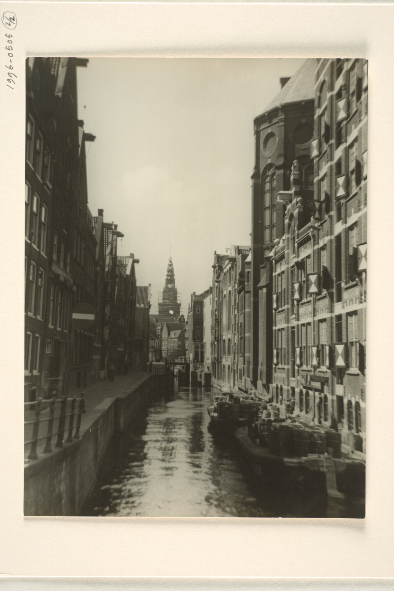 1996.0505; Het Ship Chandlers Warehouse - het 'Tabaksvat' (kantoor van J.J. Vinke) aan de Geldersekade 8 te Amsterdam; fotoreportage