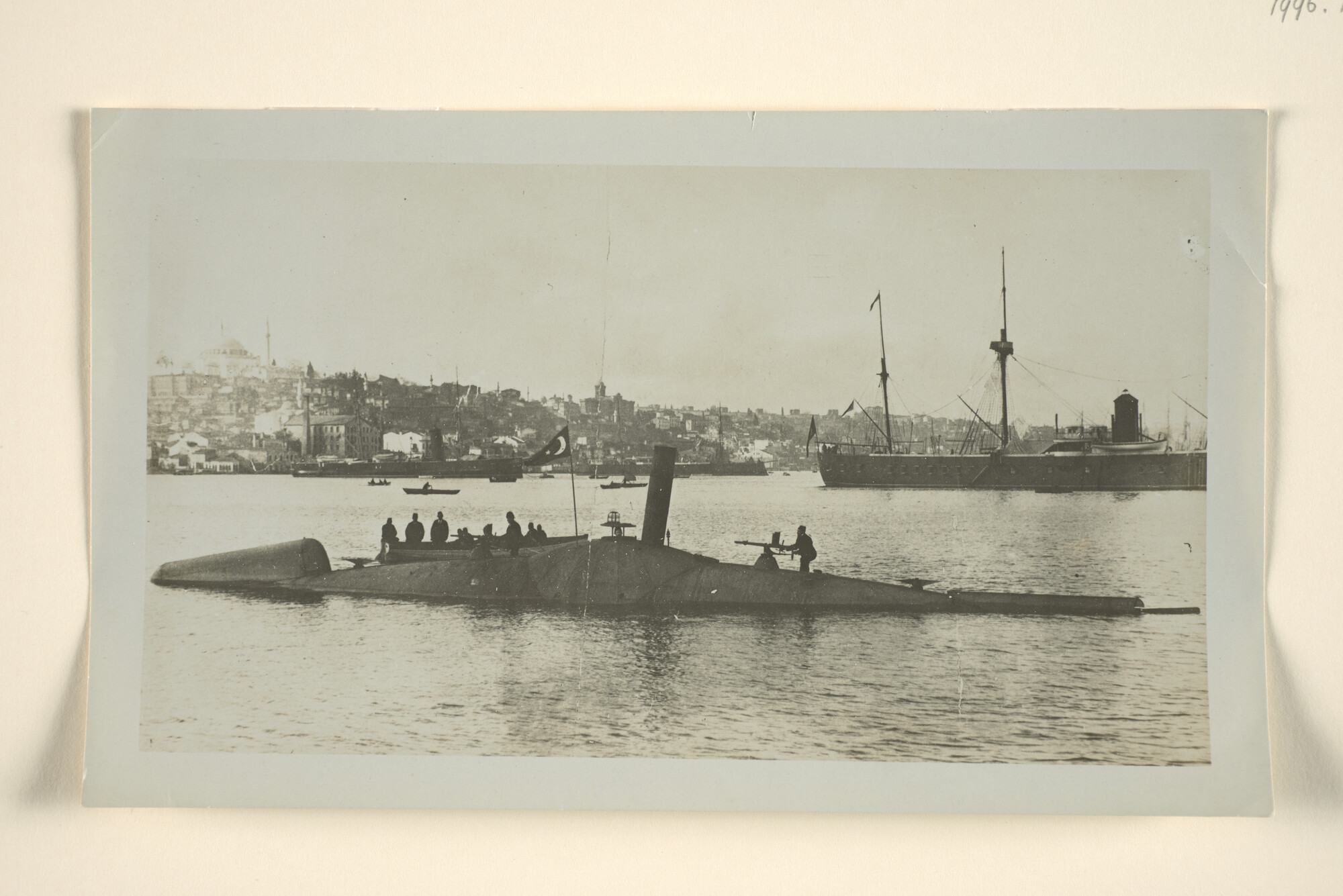 1996.1332; De Turkse (stoom)onderzeeboot 'Abdühamid' op de Bosporus bij Istanbul, vermoedelijk gezien bij de enige tocht naar zee in 1886; foto