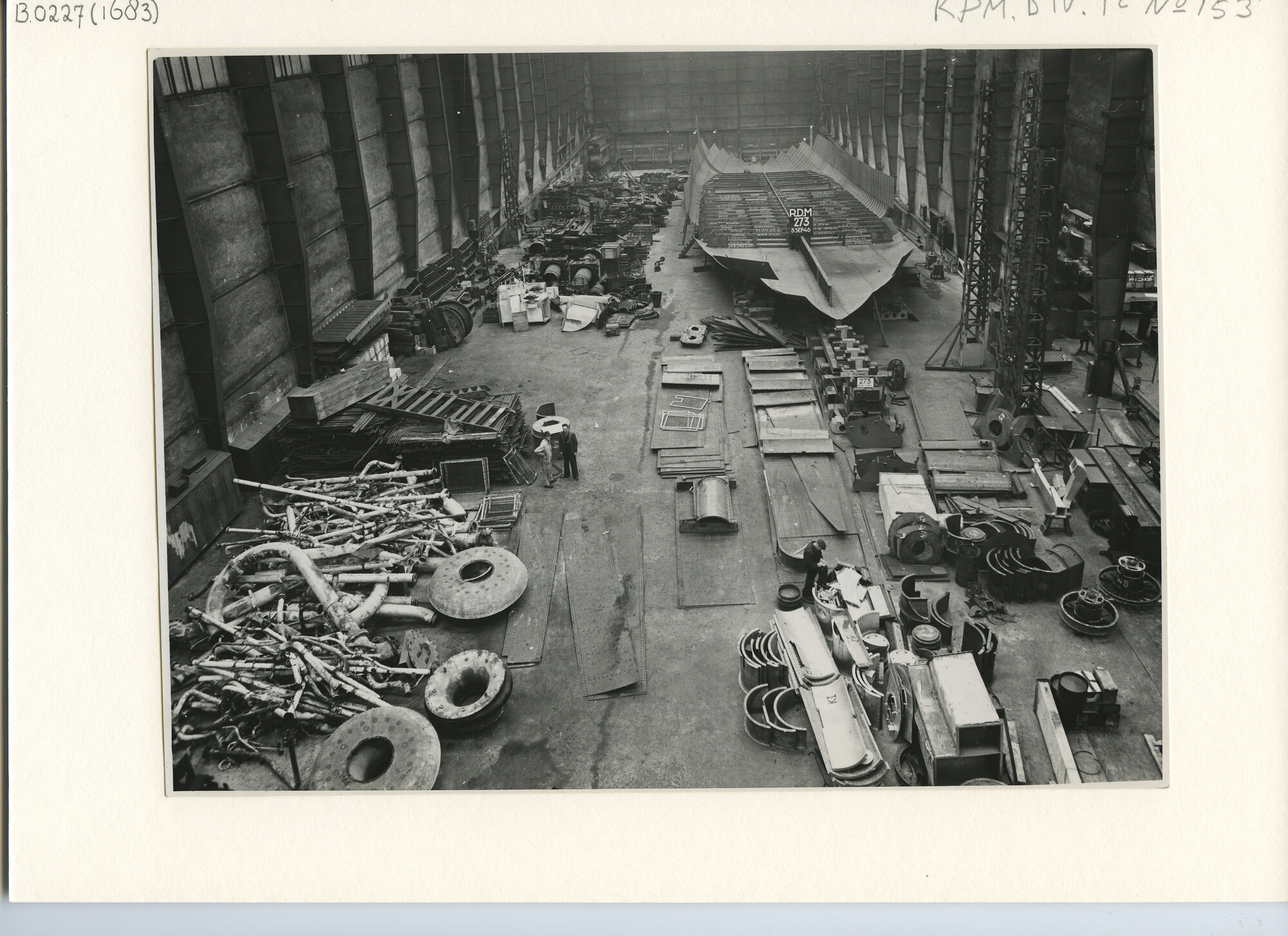B.0227(1683); Foto van ms. Batoela en Banggaai in aanbouw bij de RDM in opdracht van de Nederlandse regering; foto