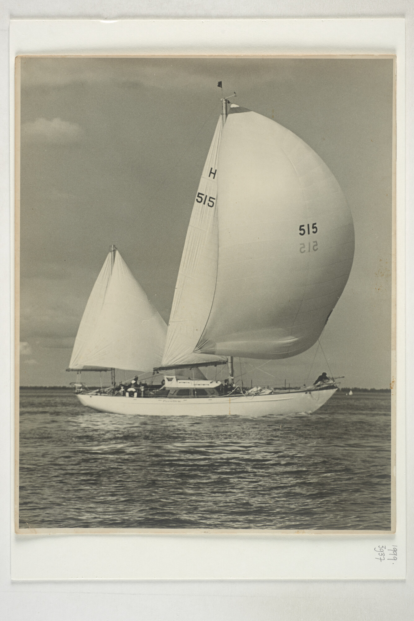 1999.3937; De yawl 'Pierrette III' (H 515), ontwerp H. Tingen jr., voor de wind varende; foto