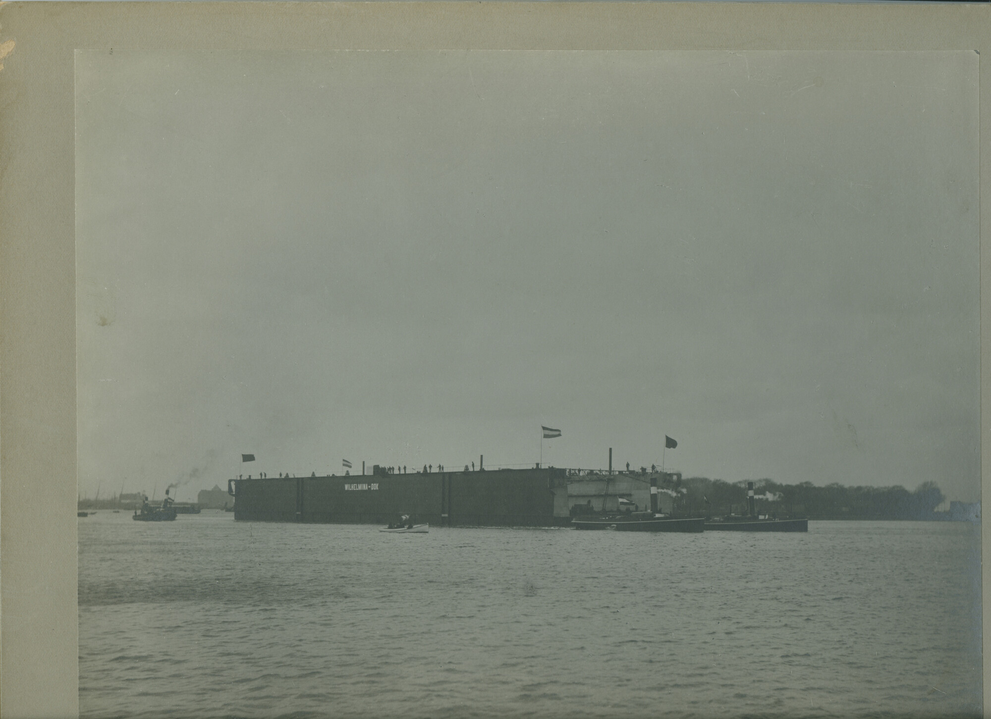 S.5444(0092)2; Foto van het drijvende dok Wilhelminadok gebouwd door de NSM; foto